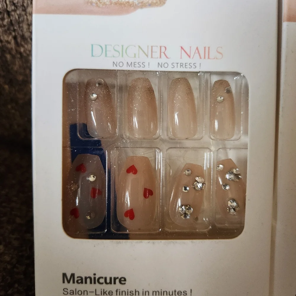 Ochien Designer Press On Nails set of 2 hearts NEW